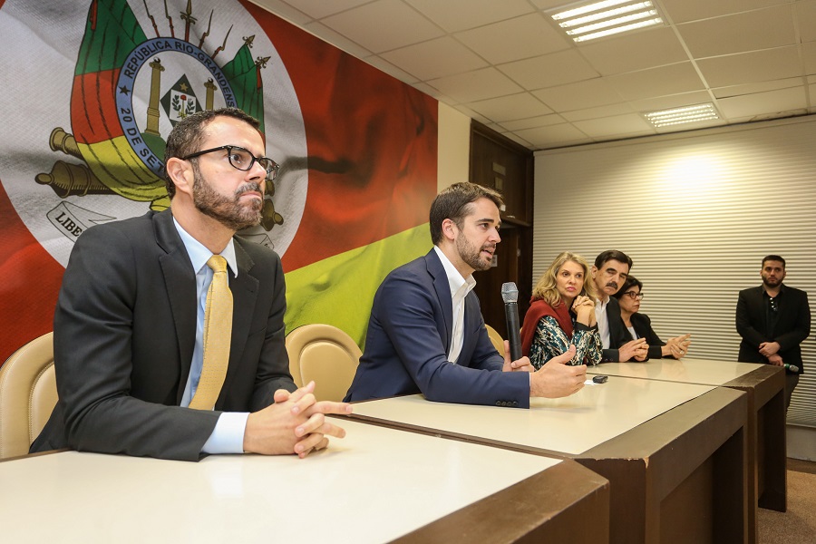 Governador Eduardo Leite e Secretário da Fazenda Marco Aurelio Cardoso em coletiva de imprensa.