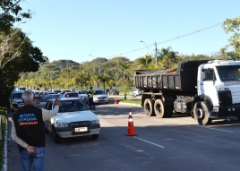 Carros circulando em via públcia, barreira da fiscalziação