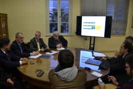 Pessoas em torno de uma mesa de reuniões