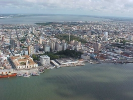 vista aérea da cidade, prédios próximos ao porto