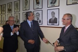 Autoridades desceram placa em galeria