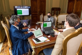 Foto durante reunião de apresentação da PEC aos deputados