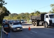 Carros circulando em via públcia, barreira da fiscalziação