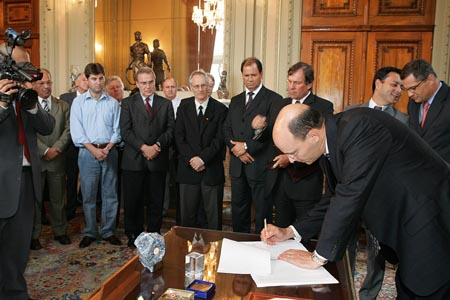 O governador em exercício, Paulo Afonso Feijó durante a solenidade de assinatura dos decretos que regulam matéria tributária.