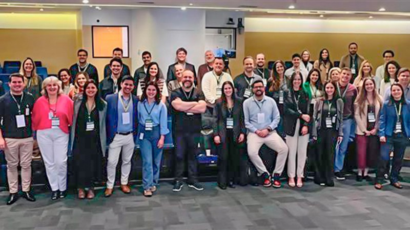 Participantes do eventos reunidos para a fotografia final do evento