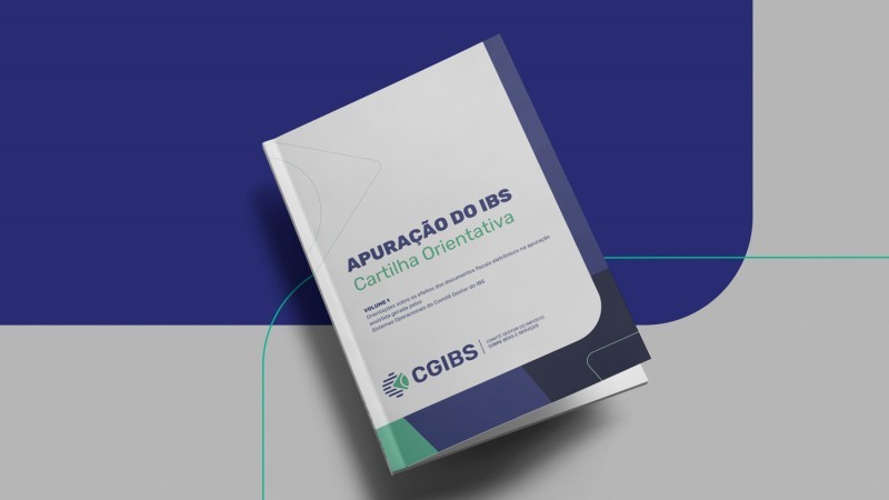 A imagem mostra uma cartilha impressa, posicionada levemente inclinada sobre uma superf&iacute;cie cinza com detalhes em verde e azul. O t&iacute;tulo da cartilha, em destaque na capa branca, &eacute; &ldquo;Apura&ccedil;&atilde;o do IBS &ndash; Cartilha Orientativa&rdquo;. Abaixo do t&iacute;tulo, h&aacute; textos complementares menores e o logotipo do CGIBS &ndash; Comit&ecirc; Gestor do Imposto sobre Bens e Servi&ccedil;os, composto por um s&iacute;mbolo geom&eacute;trico em tons de verde e azul. O fundo da imagem combina &aacute;reas em azul-escuro e cinza, com linhas curvas e retas em verde que comp&otilde;em um visual moderno e institucional.