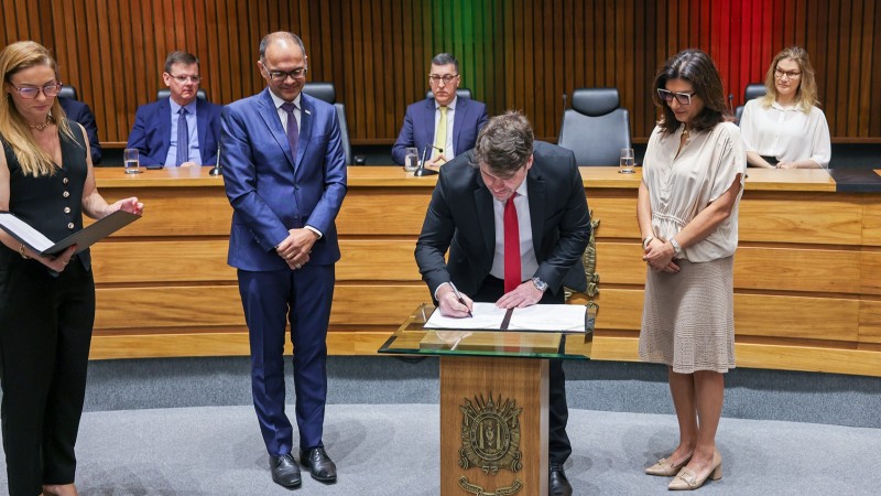 Carlos Geminiano assina documento. 