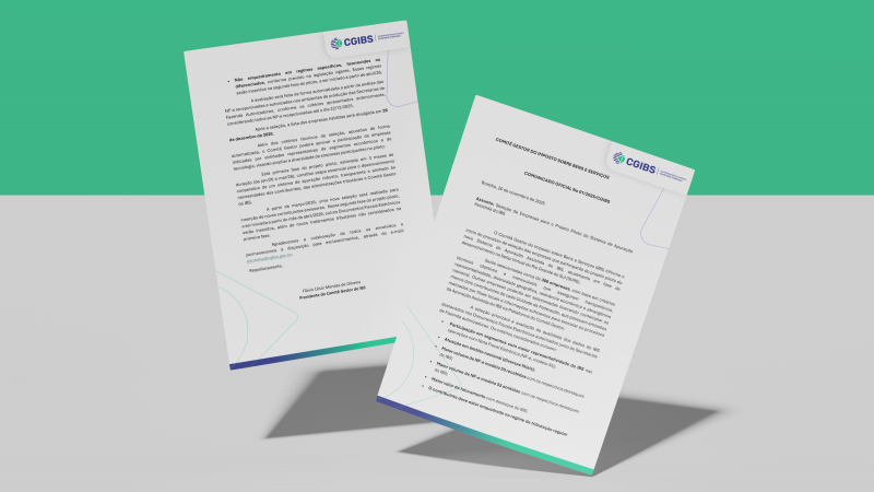 A imagem mostra dois documentos impressos posicionados em p&eacute;, levemente inclinados, sobre uma superf&iacute;cie lisa cinza. Ao fundo, h&aacute; uma faixa horizontal verde. Cada folha possui o logotipo da CAGES (ou sigla semelhante) no topo, com textos corridos em preto distribu&iacute;dos em par&aacute;grafos e t&oacute;picos, dando apar&ecirc;ncia de comunicados ou documentos oficiais. As folhas t&ecirc;m detalhes gr&aacute;ficos discretos em tons de azul e verde nas bordas inferiores e cantos superiores, conferindo um visual institucional. Uma sombra projetada ao lado de cada documento indica ilumina&ccedil;&atilde;o vinda do alto.