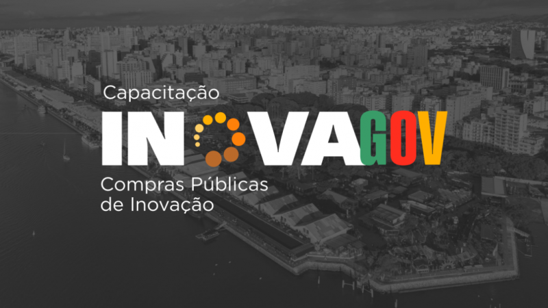 A imagem mostra uma fotografia a&eacute;rea em preto e branco de Porto Alegre, com pr&eacute;dios altos ao fundo e uma orla urbanizada em primeiro plano. Sobre a imagem, em destaque, h&aacute; um texto colorido com a identidade visual de um evento ou programa. O texto diz: &ldquo;Capacita&ccedil;&atilde;o INOVAGOV &ndash; Compras P&uacute;blicas de Inova&ccedil;&atilde;o&rdquo;.