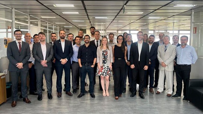 Auditores da Cage reunidos posando para a imagem