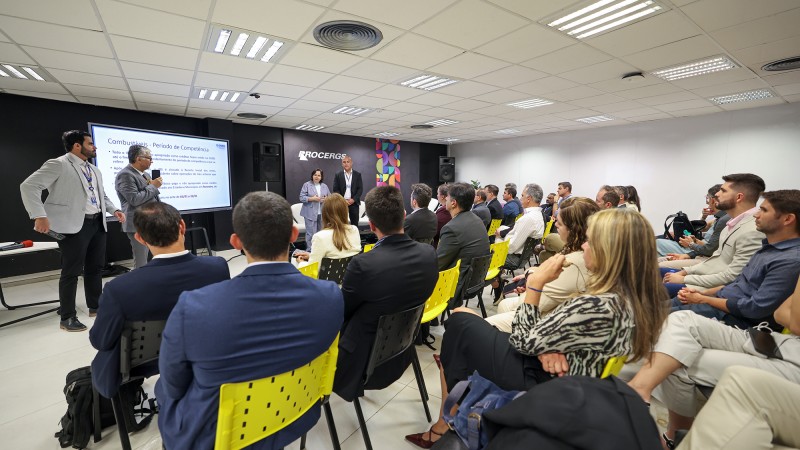 Pessoas sentadas em uma sala ouvindo o discurso da secret&aacute;ria da Fazenda, Pricilla Santana.